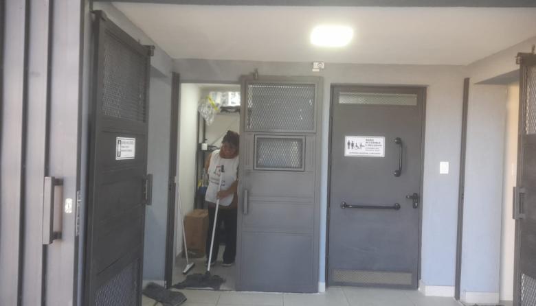 Los hicieron limpiar los baños el día de la inauguración y después los echaron