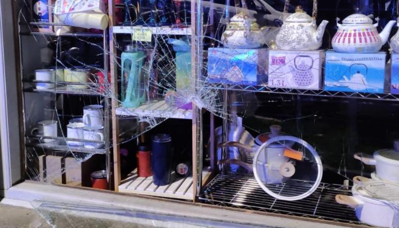 Atrapados in fraganti: detienen a dos hombres minutos después de robar un bazar en pleno centro