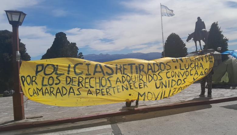 Policías retirados acampan en el Centro Cívico y exigen que el gobierno provincial escuche sus reclamos salariales