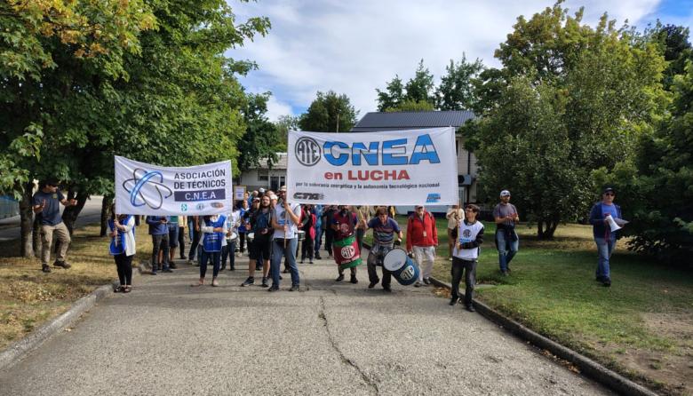 Trabajadores del Centro Atómico Bariloche marcharon contra el desmantelamiento de la CNEA