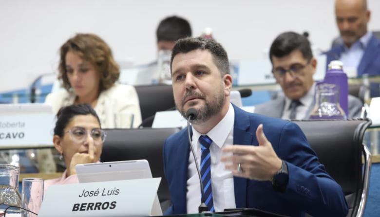 Vamos con Todos acompañó la ley de Weretilneck pero le apuntó a fondo: "No es un cheque en blanco"