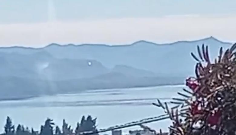 Un fenómeno luminoso de movimiento inusual sorprendió a vecinos frente al Nahuel Huapi