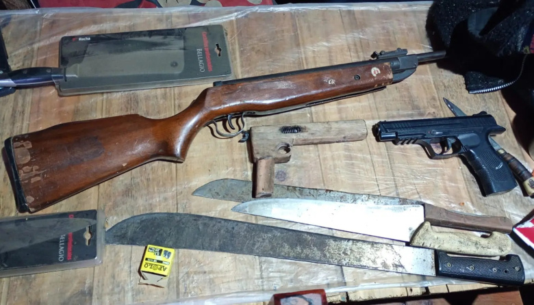 Amenazas, armas y un detenido tras un allanamiento en Virgen Misionera