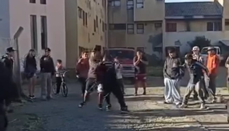 (Video) Adolescentes de Bariloche se desafiaron por redes sociales, se pelearon a las piñas y se filmaron