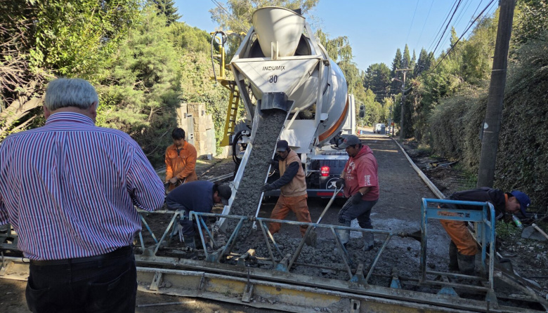 Con la supervisión de Cortés, el municipio avanza con el pavimento en los kilómetros: 150 metros para la calle Saihueque