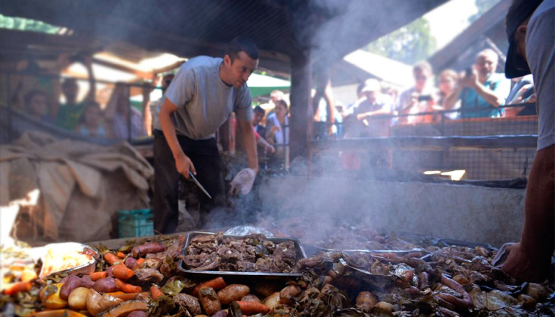La Fiesta Nacional del Curanto vuelve a Colonia Suiza con música, gastronomía y el tradicional destape bajo tierra