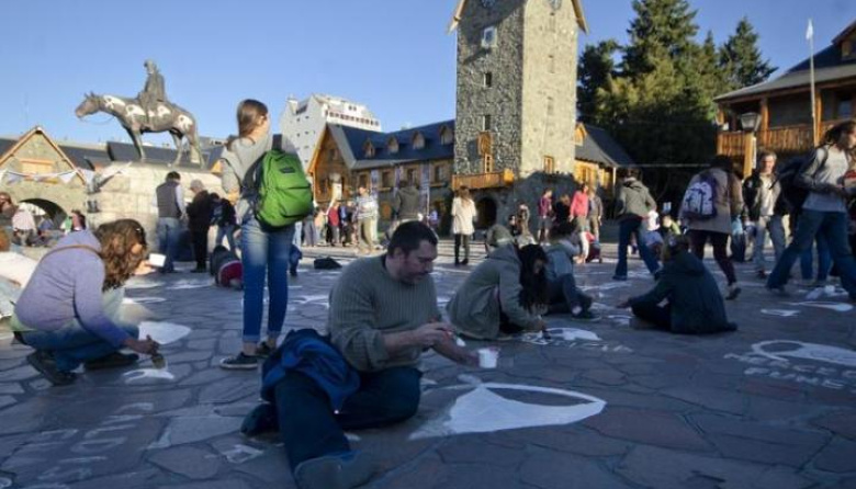 Hijos Bariloche convoca a marchar el 24 de marzo y advierte sobre el vallado a la estatua de Roca