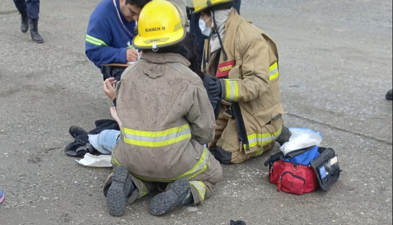 Una motociclista resultó gravemente herida tras chocar contra un automóvil