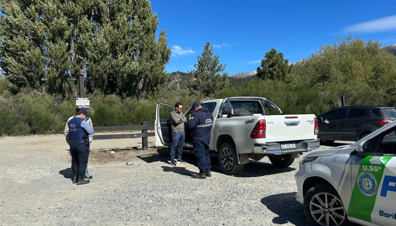 Una pareja de turistas quedó con lo puesto tras un robo en el estacionamiento de una cervecería