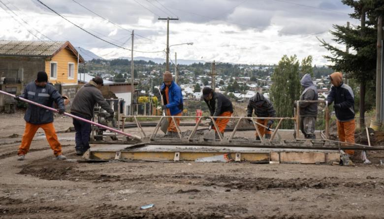 El Municipio comenzó el hormigonado de la Barda del Ñireco en la intersección de Brown y Don Bosco