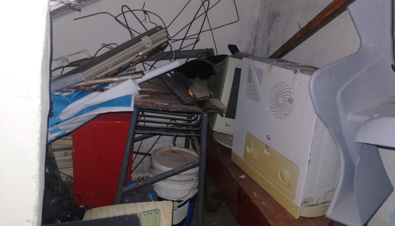 Vecinos recibieron la Junta con montañas de basura, una silla de ruedas abandonada y una computadora vieja