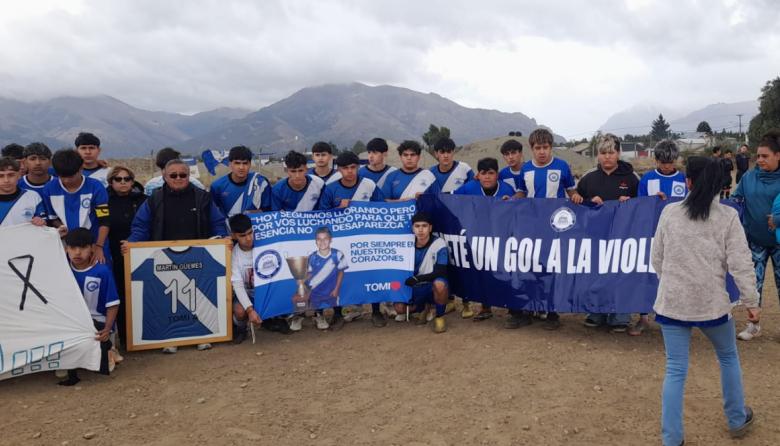 ​​​​​​​El Club Martín Güemes le rindió un emotivo homenaje a Tommy Alarcón en la cancha donde creció