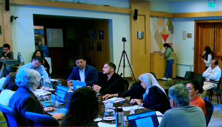 El Concejo debate el narcotest obligatorio para la planta política y el proyecto pasa a sesión con votos divididos