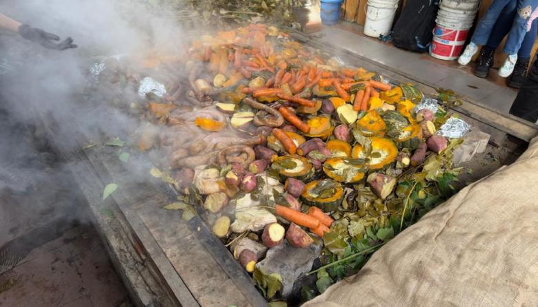 ​​​​​​​Colonia Suiza revivió el ritual del curanto ante una multitud que desbordó la feria