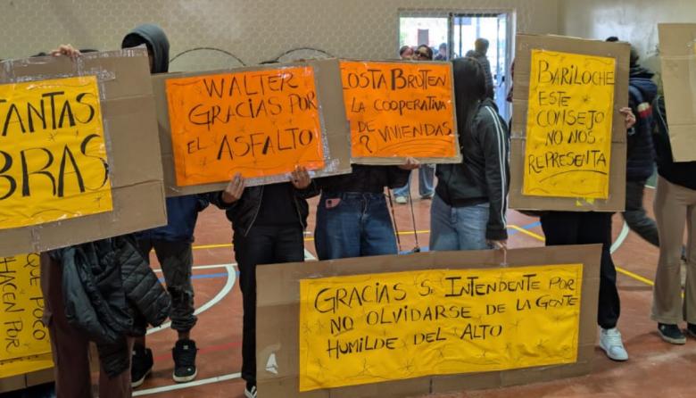 Con hinchada propia: hoy irán vecinos a protestar por el vertedero y el Catedral, pero el intendente llevó su propia hinchada