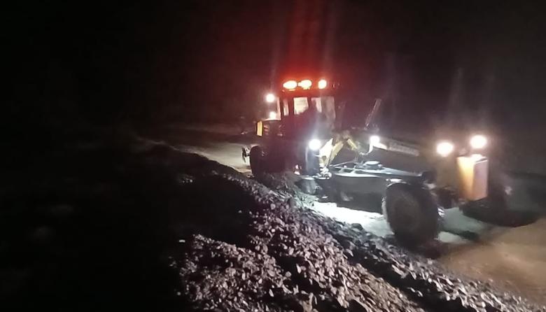 ​​​​​​​El arroyo La Reja desbordó anoche y el agua cruzó la calzada de la RN40 en la zona de Mascardi