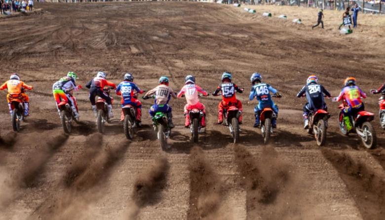(Video) Un sábado de tierra, polvo y rugido: Vialle y Coenen dominaron el sábado del MXGP en Bariloche