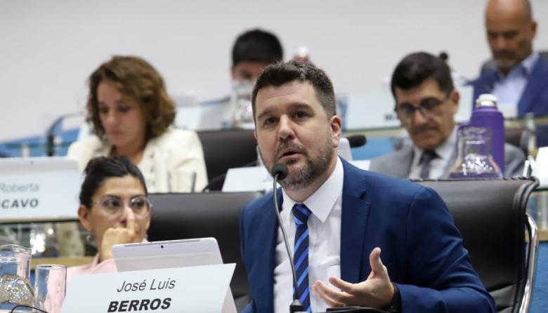 Berros llevó a la Legislatura el reclamo de los directivos de escuelas de Bariloche y Dina Huapi: "se caen a pedazos"