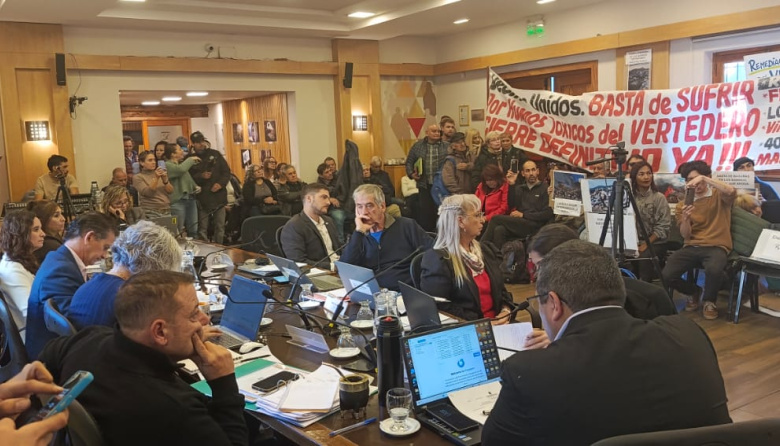 Una sesión extraordinaria en feriado para votar el pliego del vertedero