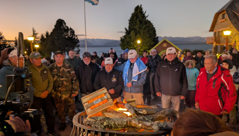 La vigilia por Malvinas encendió el Centro Cívico con fuego, historia y un nene que hizo llorar a los veteranos