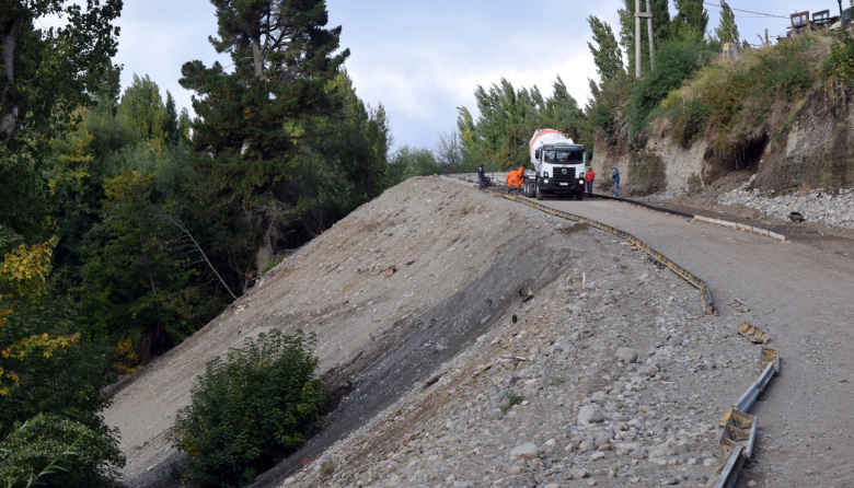 ​​​​​​​Hormigón y acero en la curva más difícil: la pavimentación de la Barda del Ñireco entra en su etapa decisiva