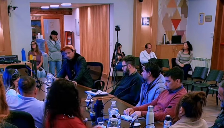 En el Concejo, un malabarista pidió el derecho a trabajar en los semáforos