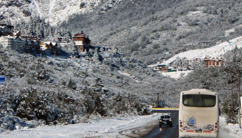 Cerro Catedral: iban juntas al trabajo, chocaron por el hielo y la acompañante demandó a la conductora
