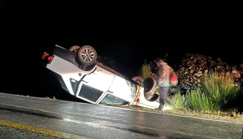 Venía para Bariloche, chocó contra una piedra y volcó en la ruta Juan Herman (ex ruta 40)