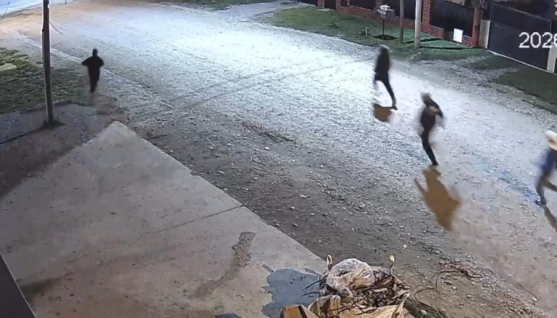 (Video) Bariloche: una banda de jóvenes encapuchados entró a una casa, robó hachas y destrozó autos