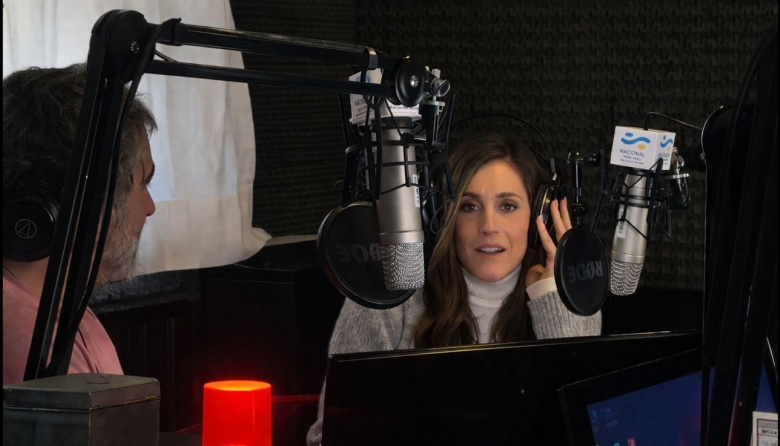 La Sole visitó de sorpresa Radio Nacional Bariloche y hasta leyó los mensajes al poblador rural