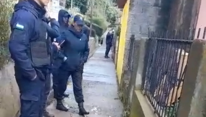 Allanaron dos departamentos en el barrio 96 Viviendas en busca de un prófugo y objetos robados