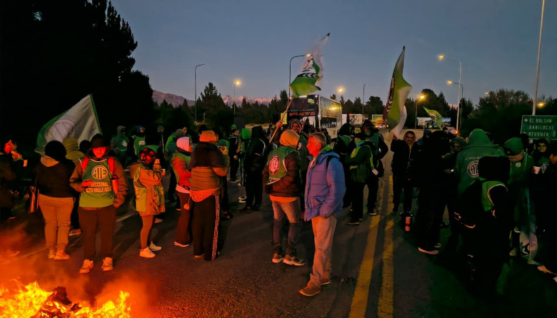 ATE corta el acceso al aeropuerto de Bariloche y apunta al gobierno: "La inflación crece y los salarios permanecen congelados"