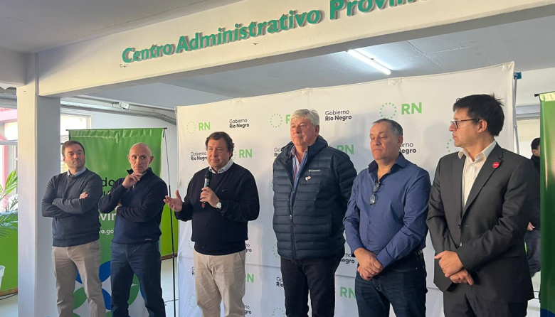 Agua, gas, escrituras y acuerdos de salud: Weretilneck y Cortés firmaron contratos clave para Bariloche