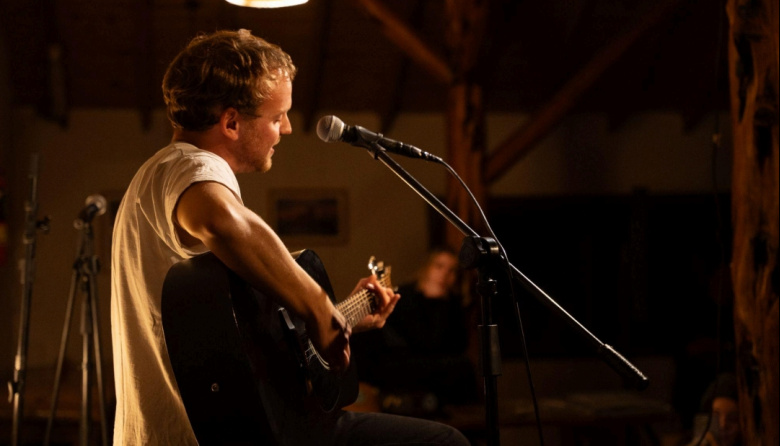 Oreste lleva sus canciones al vivo en el Teatro de la Usina
