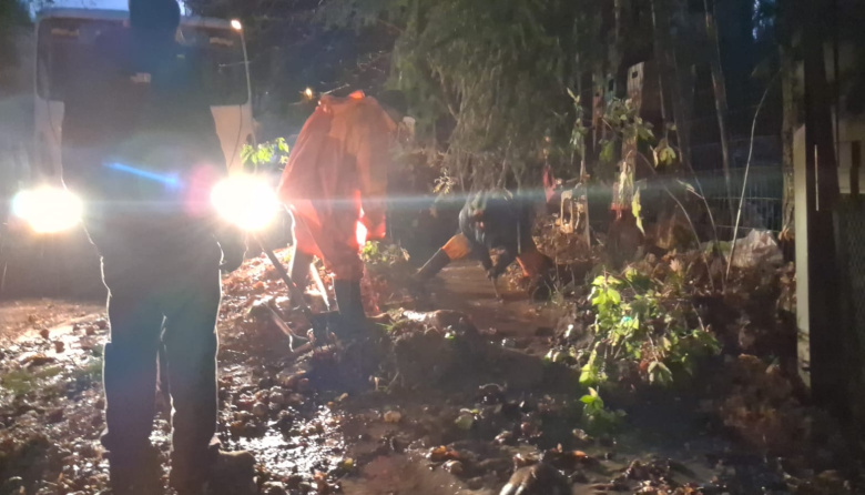 ​​​​​​​Cuadrillas municipales trabajaron toda la jornada y parte de la noche para contener el temporal en Bariloche
