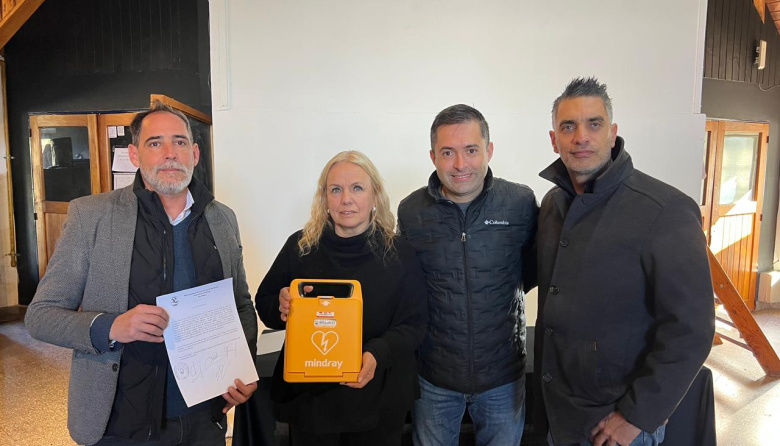 Para salvar vidas: el Tribunal de Contralor donó un desfibrilador a la Escuela de Arte La Llave