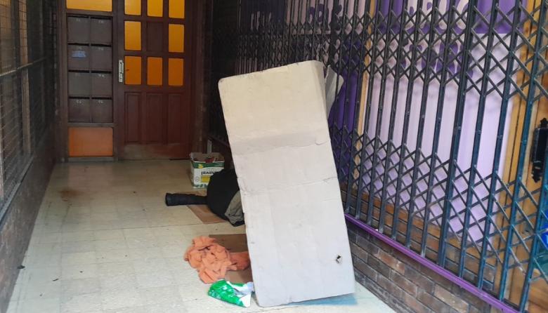 Con el frío que se viene, crece la situación de calle en el centro de Bariloche