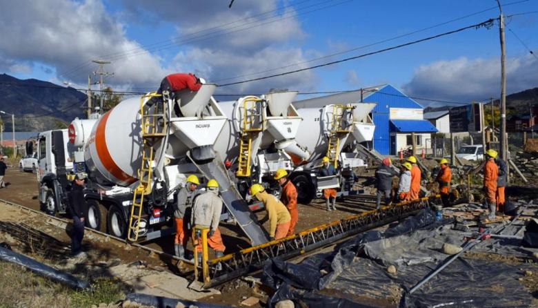 Bariloche hormigona la colectora de Juan Herman con 12 mixers y tres coladas simultáneas