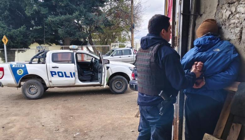 Se quitó la tobillera, se fugó y cayó en plena huida: atrapan a un prófugo con dos pedidos de captura