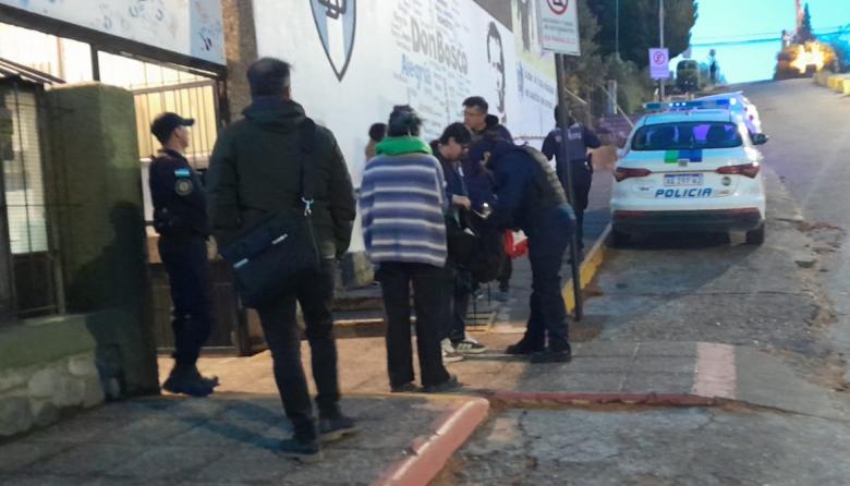 Policías en la puerta, mochilas abiertas y brazos en alto: el Don Bosco vivió un ingreso inédito bajo amenaza de tiroteo