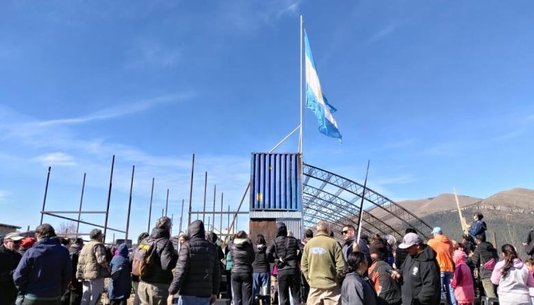 "La patria tiene que volver a sentirse": el Sanjo izó su primera bandera en el alto de Bariloche