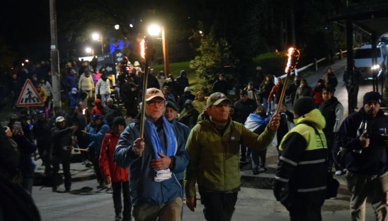 Bariloche abrazó a sus veteranos en una vigilia de Malvinas que emocionó a miles