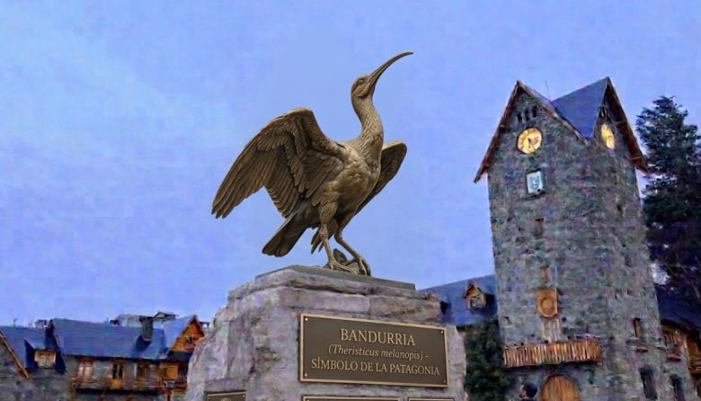 La estatua de Roca encendió las redes: Perito Moreno, Carlos Bianchi, una bandurria gigante y hasta una torta frita entre las propuestas de los vecinos