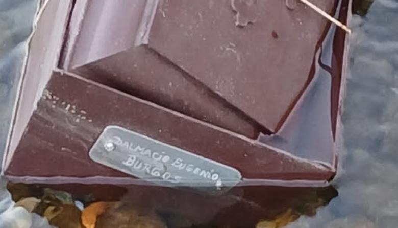 Una urna con nombre apareció en el lecho del río Ñirihuau y generó debate en la comunidad