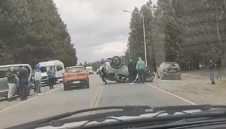 (VIDEO) Choque y vuelco en la ruta al aeropuerto: no hay heridos