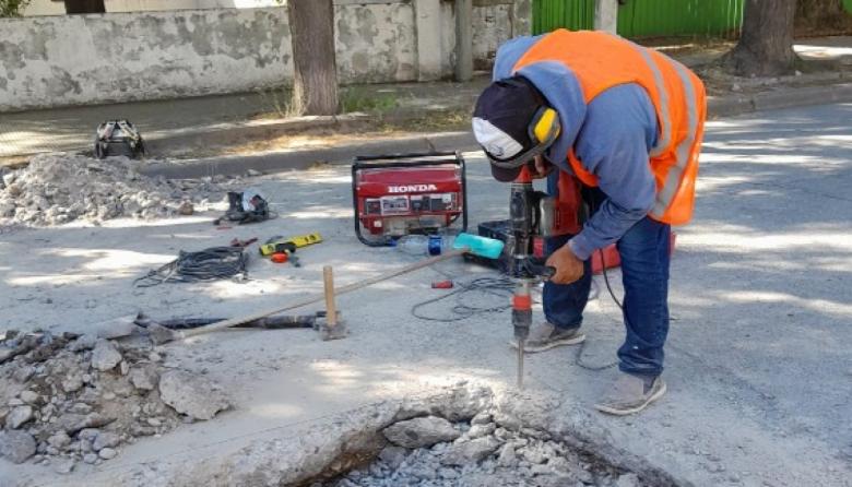 Aguas Rionegrinas lanza un plan de bacheo para restaurar las calles intervenidas por obras hídricas