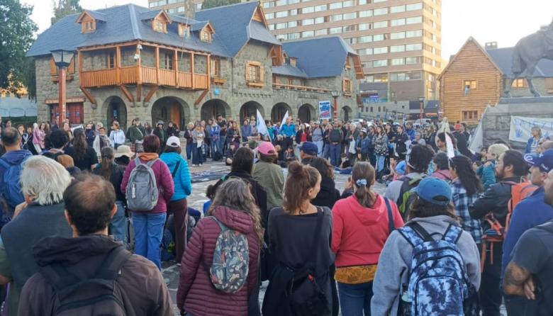 (Video) Con el Nahuel Huapi de testigo, Bariloche marchó contra la Ley de Glaciares