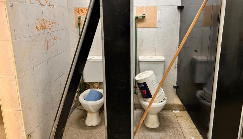 (Video) Los baños del paso Samoré siguen siendo un desastre