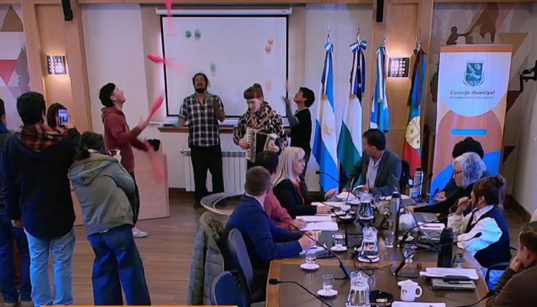 Artistas callejeros actuaron en el Concejo y recibieron una ovación: piden que se regularice su trabajo