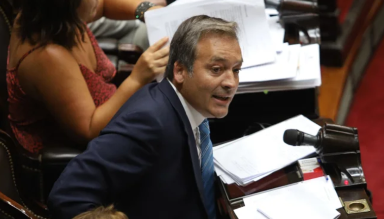Soria fulminó a Adorni: "fue el único argentino que Milei sacó de la pobreza"